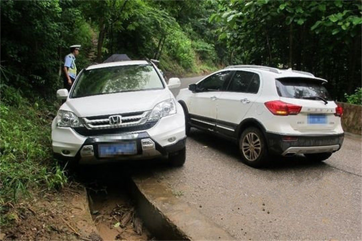 狭窄路段会车